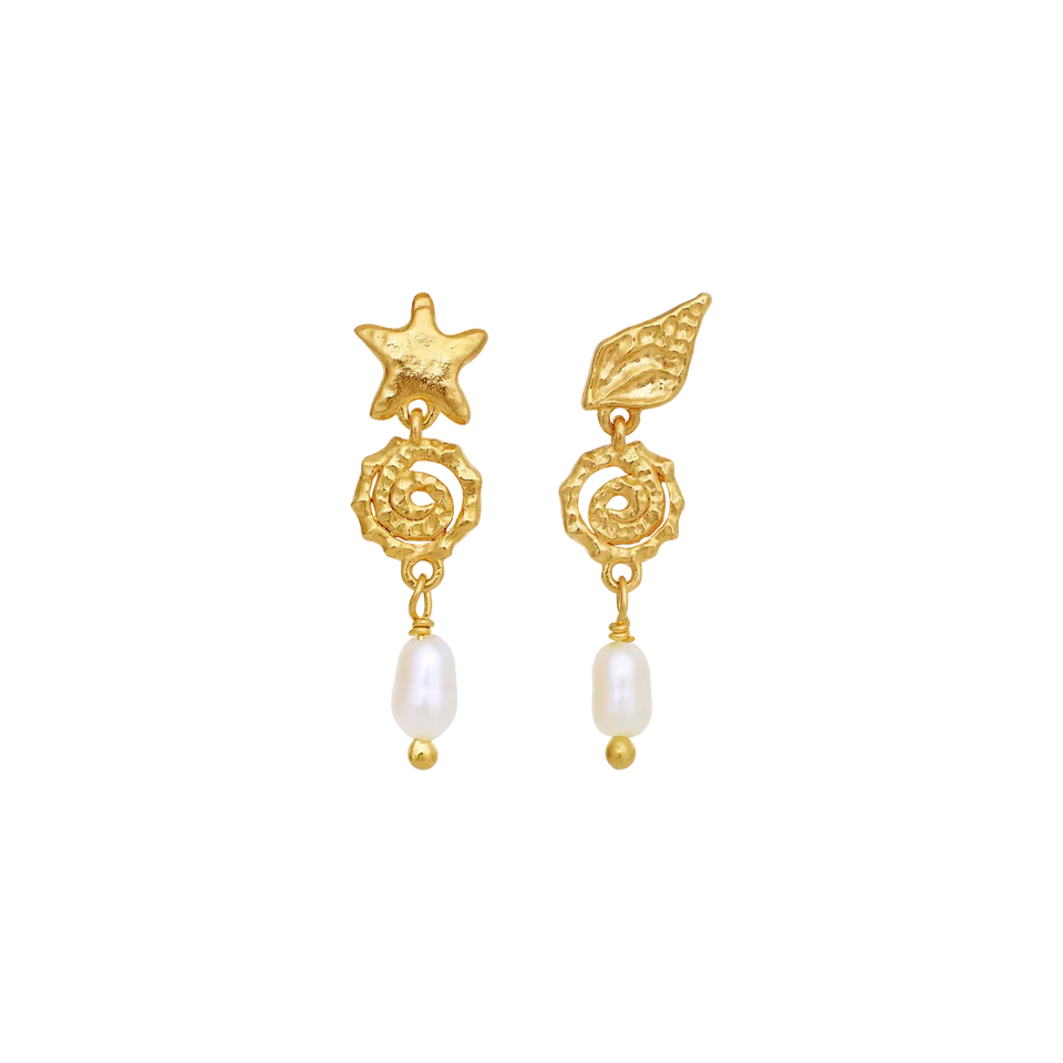 Maanesten Øreringe i Forgyldt Sølv med fine detaljer og Ferskvandsperler 10118A