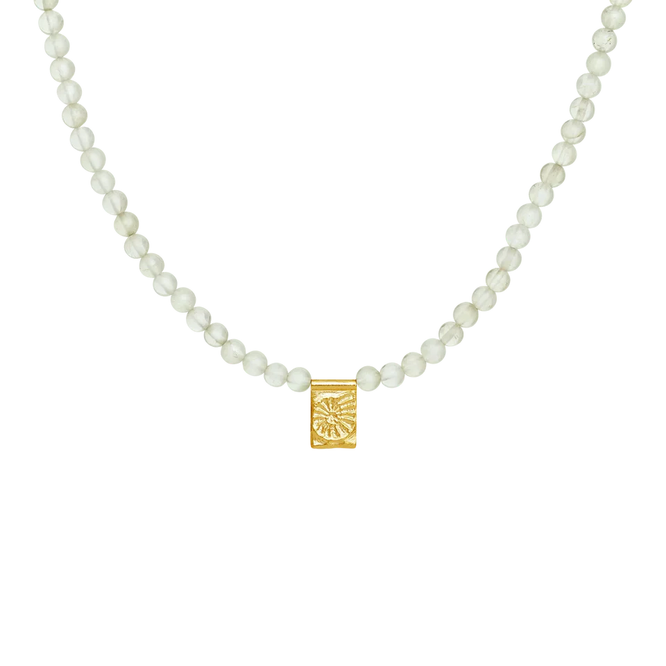 Maanesten Halskæde med Prehnite Sten og en amulet i Forgyldt Sølv  2821A