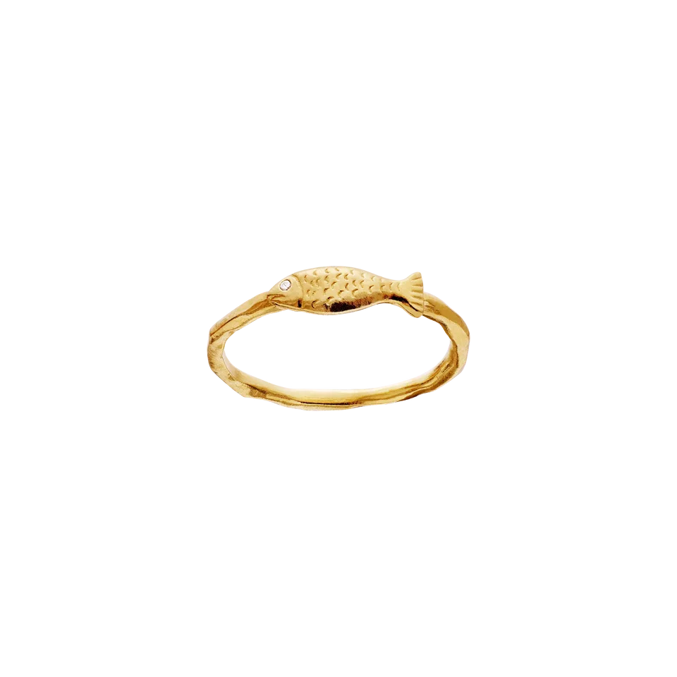 Maanesten Ring i Forgyldt Sølv med en Fisk og Zirkon  4879A