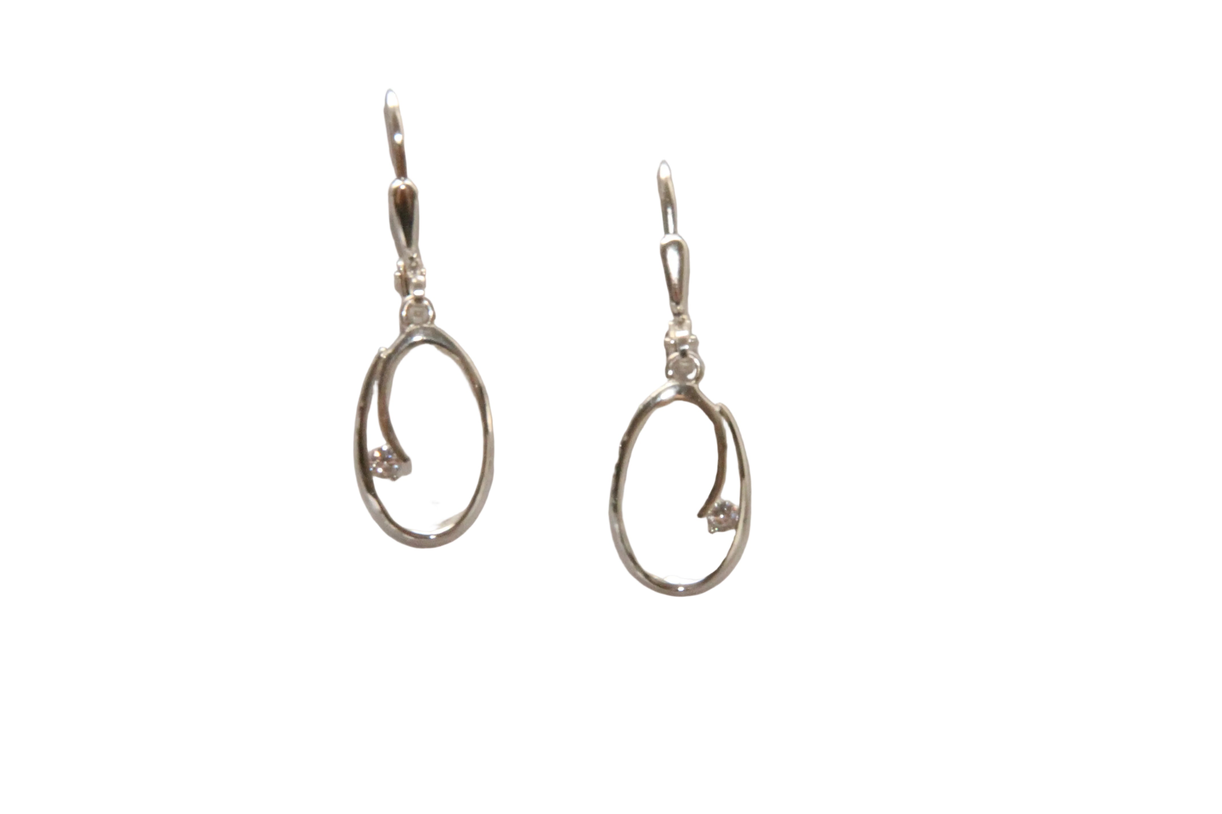 Guld & Sølv Design Øreringe der hænger i Sølv som en oval ring med zirkon 1978/1